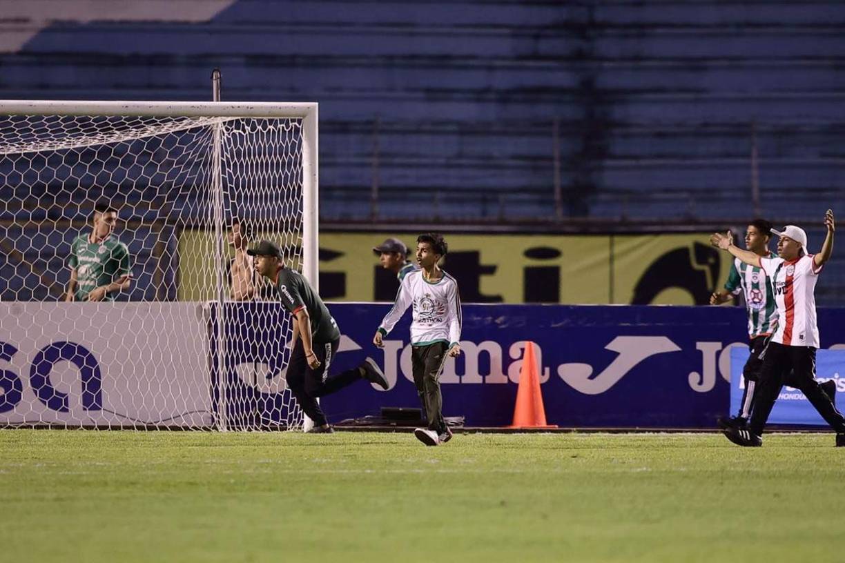 Los aficionados del Marathón cruzaron toda la cancha tras romper uno de los portones de la localidad de sol.