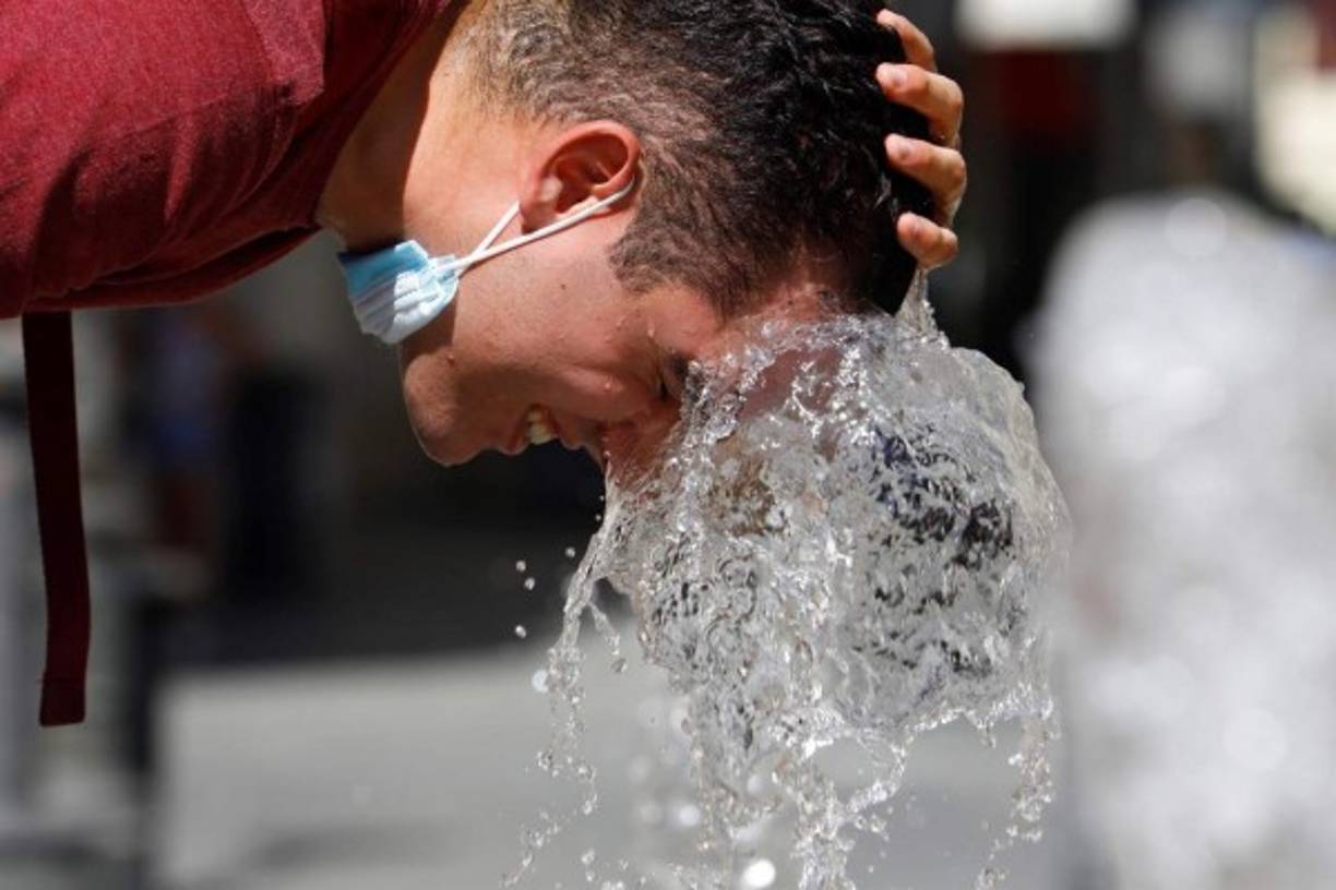 'Las olas de calor son cada vez más frecuentes e intensas a medida que las concentraciones de gases de efecto invernadero provocan el aumento de las temperaturas globales. Empiezan antes y terminan más tarde, y se cobran un precio cada vez mayor en la salud humana y en los sistemas sanitarios', advirtió el martes la Organización Meteorológica Mundial con sede en Ginebra.