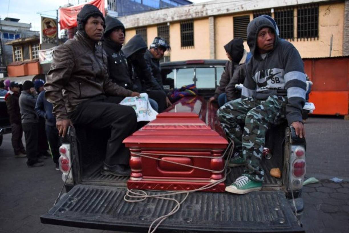 Con la llegada de los fiscales al sitio de la tragedia y el ordenamiento de los cadáveres se constató que el número de muertos era de 18, entre ellos tres menores de edad.