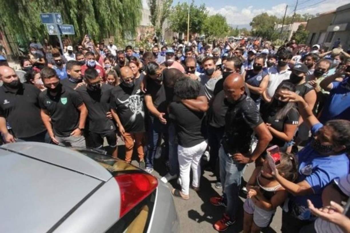 Familiares, amigos e hinchas lamentaron el suceso que ha enlutado al fútbol sudamericano.