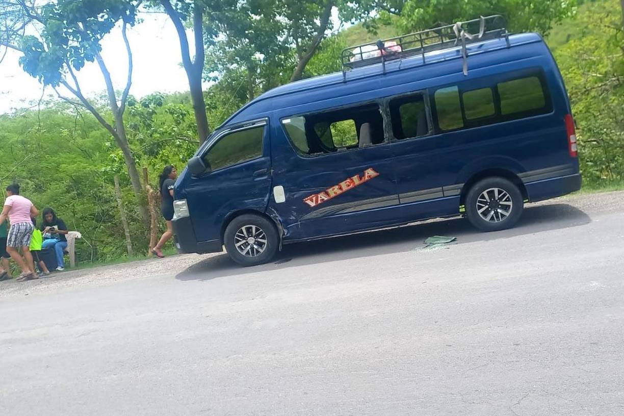 De acuerdo con la versión de testigos, el accidente se produjo cuando el microbús del transporte público que viaja de La Entrada, Copán, a Santa Bárbara, la embistió en la moto.