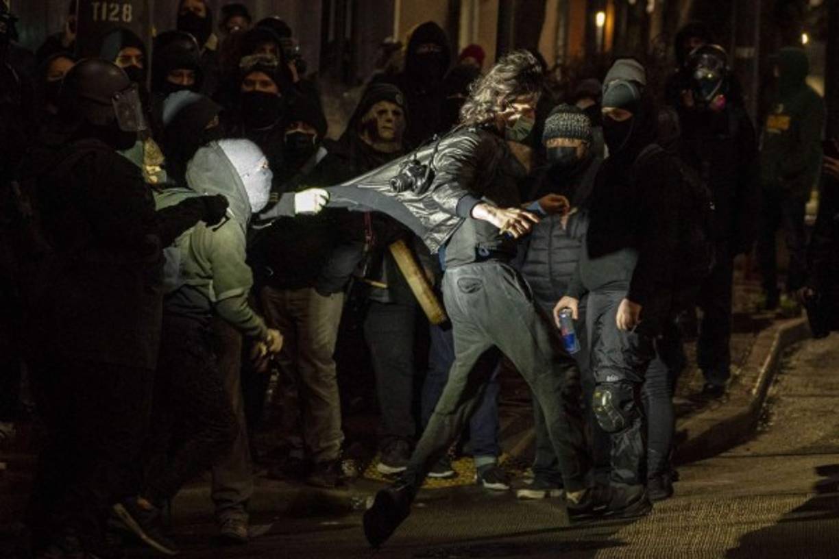 Los manifestantes incendieron una gran hoguera, quebraron puertas y ventanas de varios edificios y vandalizaron varias paredes con amenazas contra la policía en un nuevo escenario de violencia protagonizado por los miembros de Antifa.