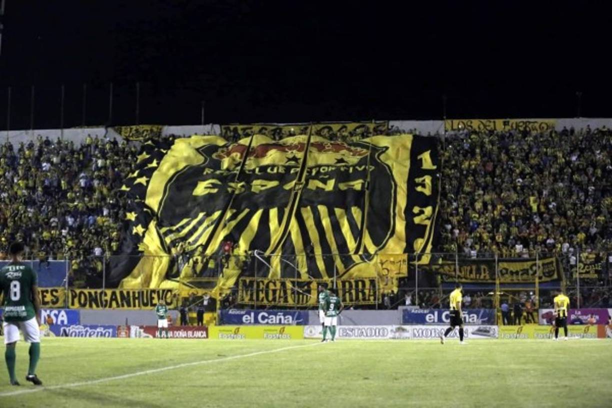 Una enorme manta del escudo del Real España en la parte de la gradería de sol del estadio Morazán.