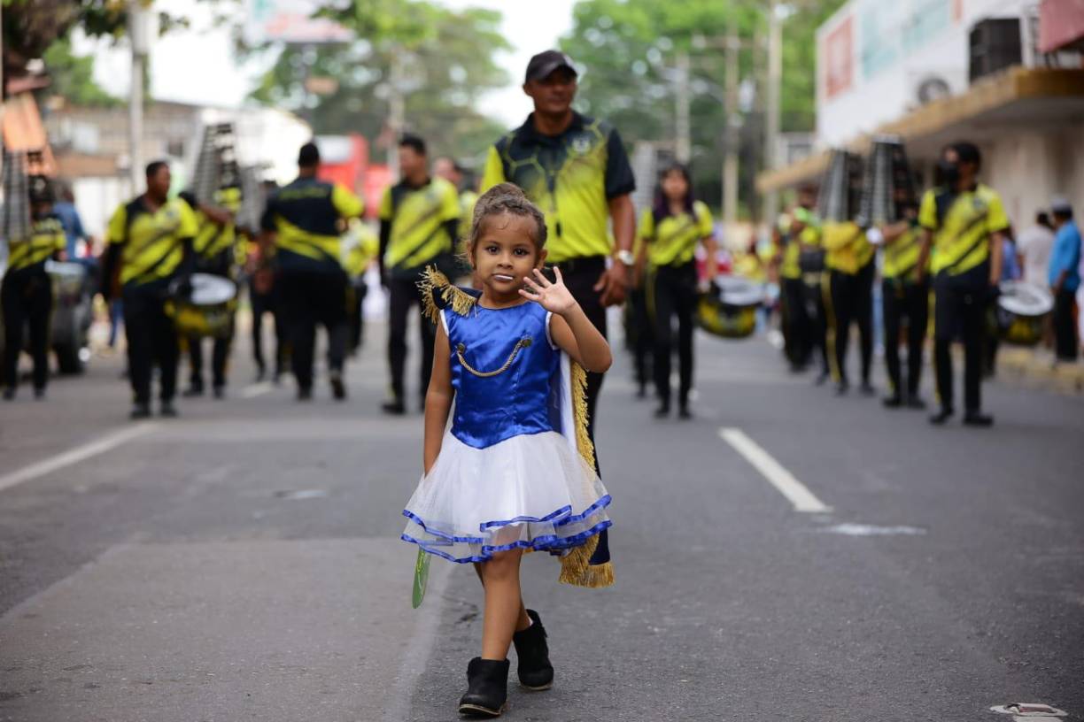 Esta hermosa palillona se robó sonrisas con su ternura.
