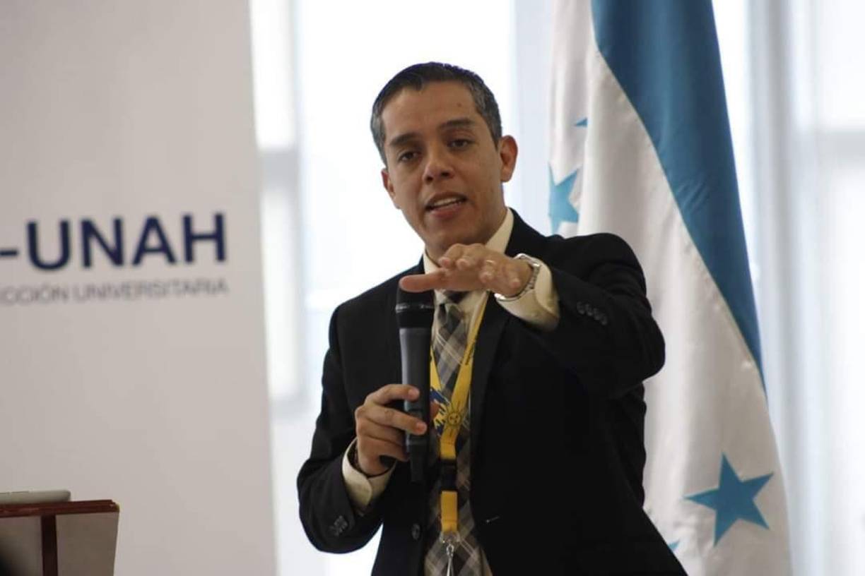 También es especialista en Derecho Penal y Procesal Penal, título que obtuvo en la UNAH en el 2013.