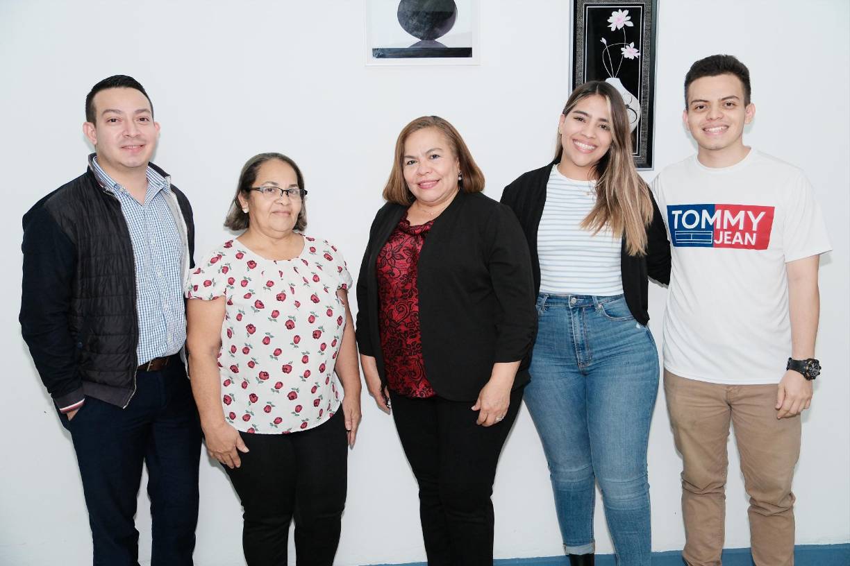 Marlon Manzanares, Julia Andrade, Ana Manzanares, Stepfany Rivera y Allan Castro