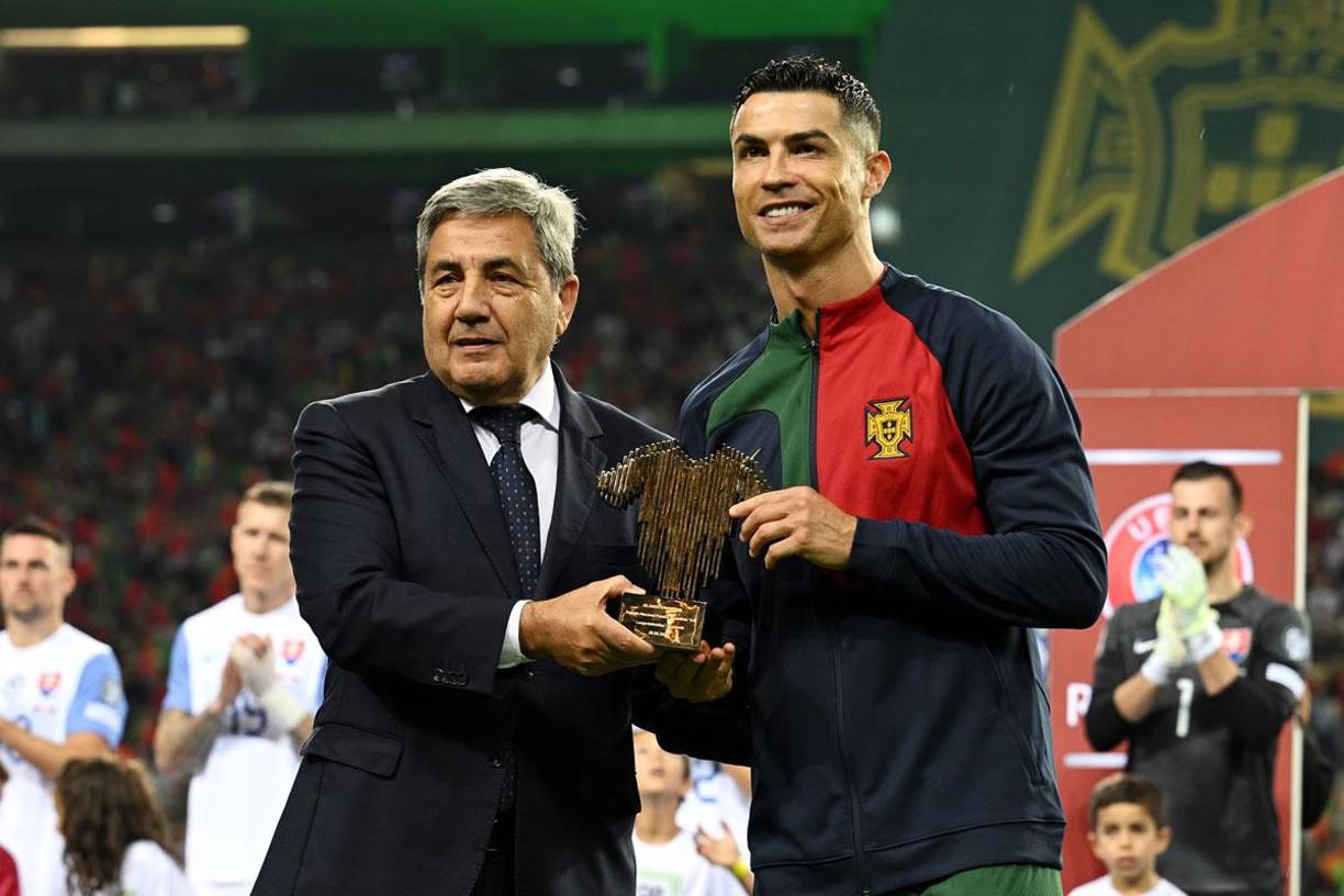 Cristiano Ronaldo recibió de manos del presidente de la Federación Portuguesa de Fútbol, Fernando Soares Gomes da Silva, un reconocimiento por rebasar los 200 partidos con la Selección de Portugal.