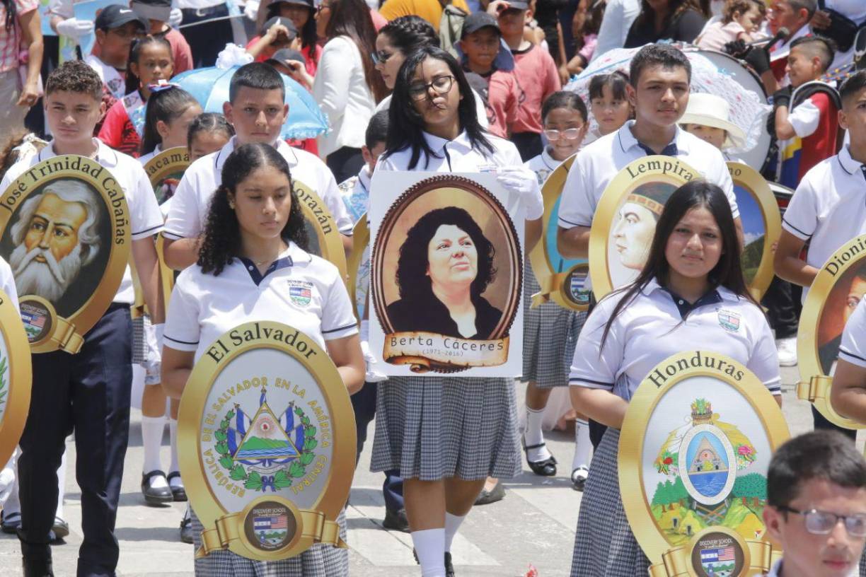 La ambientalista Bertha Cáceres también fue homenajeada en los desfiles.