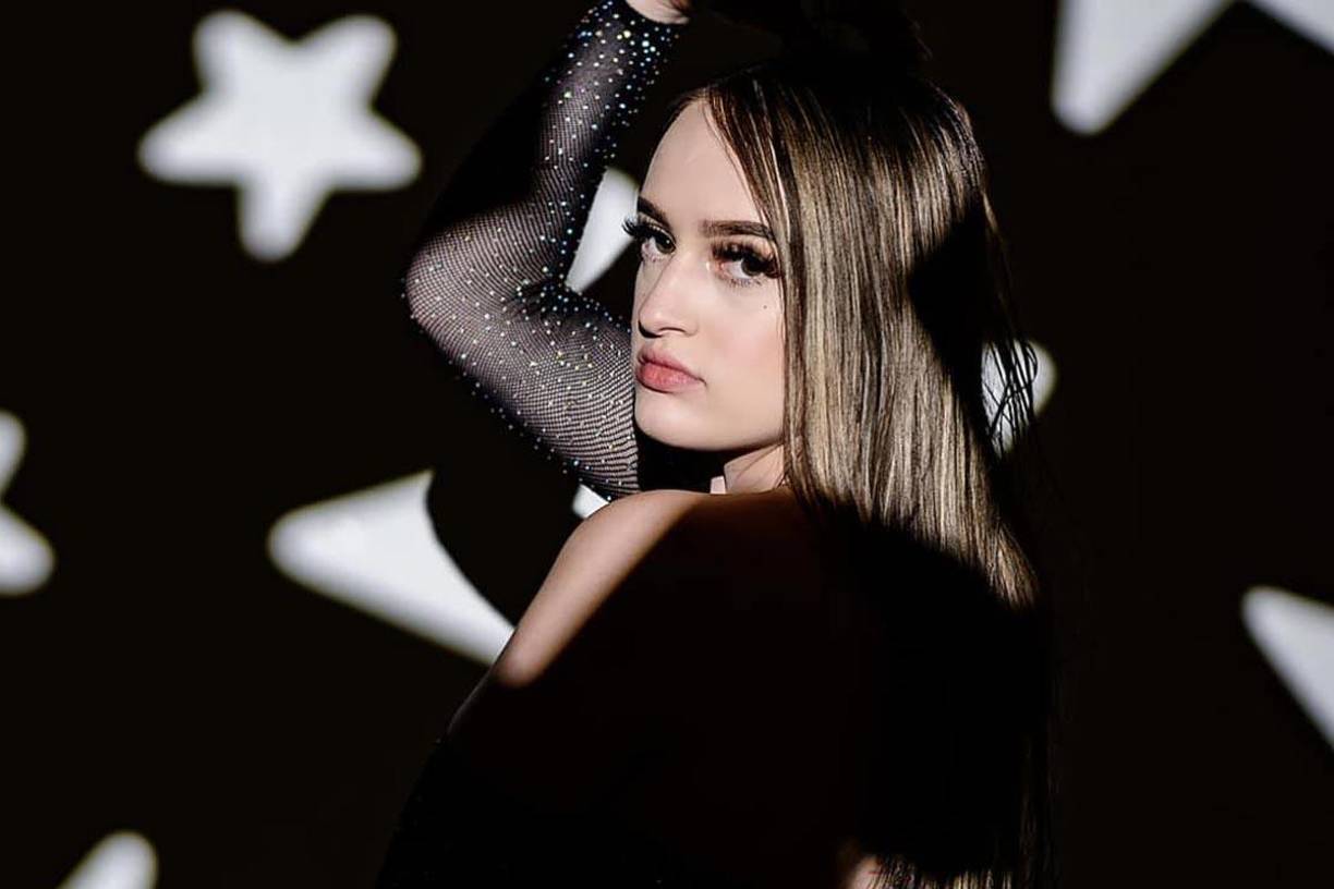 La pelea se extendió al pasillo.