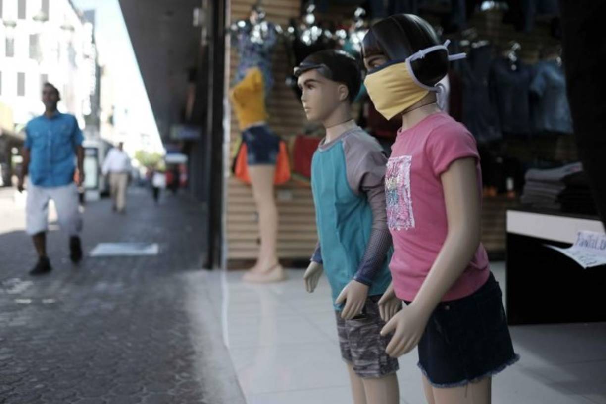 Un maniquí con mascarilla en una tienda de ropa en San José. La cantidad de casos confirmados de COVID-19 en Costa Rica ascendió a 113 en las últimas horas, mientras que las autoridades solicitaron a la población acatar estrictamente las medidas de prevención. Foto EFE
