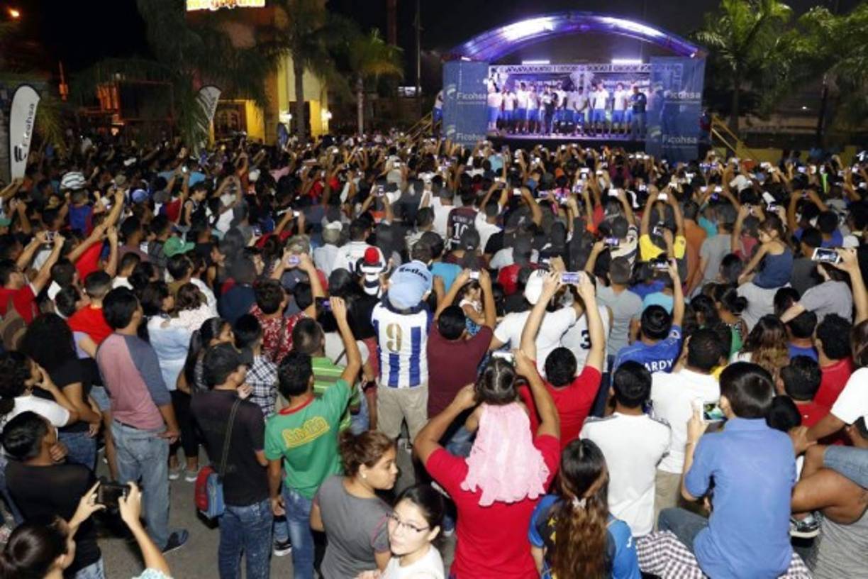 Cientos de cholomeños se entregaron totalmente en la visita que la Selección realizó a esa ciudad previo al duelo ante Australia.