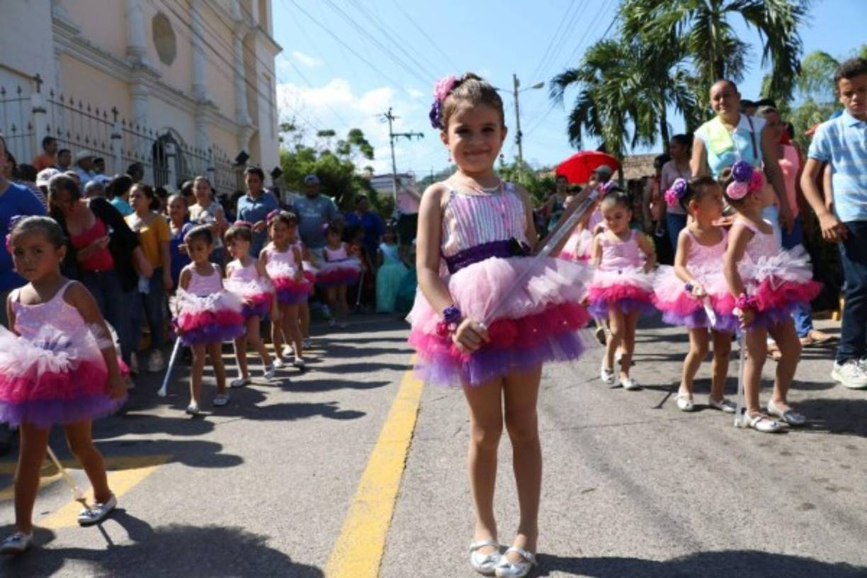 Las calles se vieron engalanas con la belleza infantil en el 194 aniversario de Independencia.<br/>