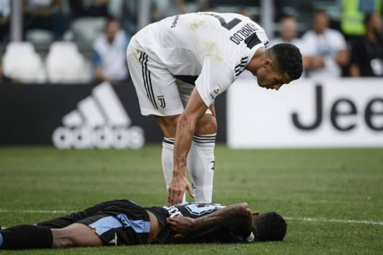 Cristiano Ronaldo se mostró preocupado por el estado de salud de uno de sus rivales, el defensor Wallace que lo estuvo marcando durante todo el encuentro.