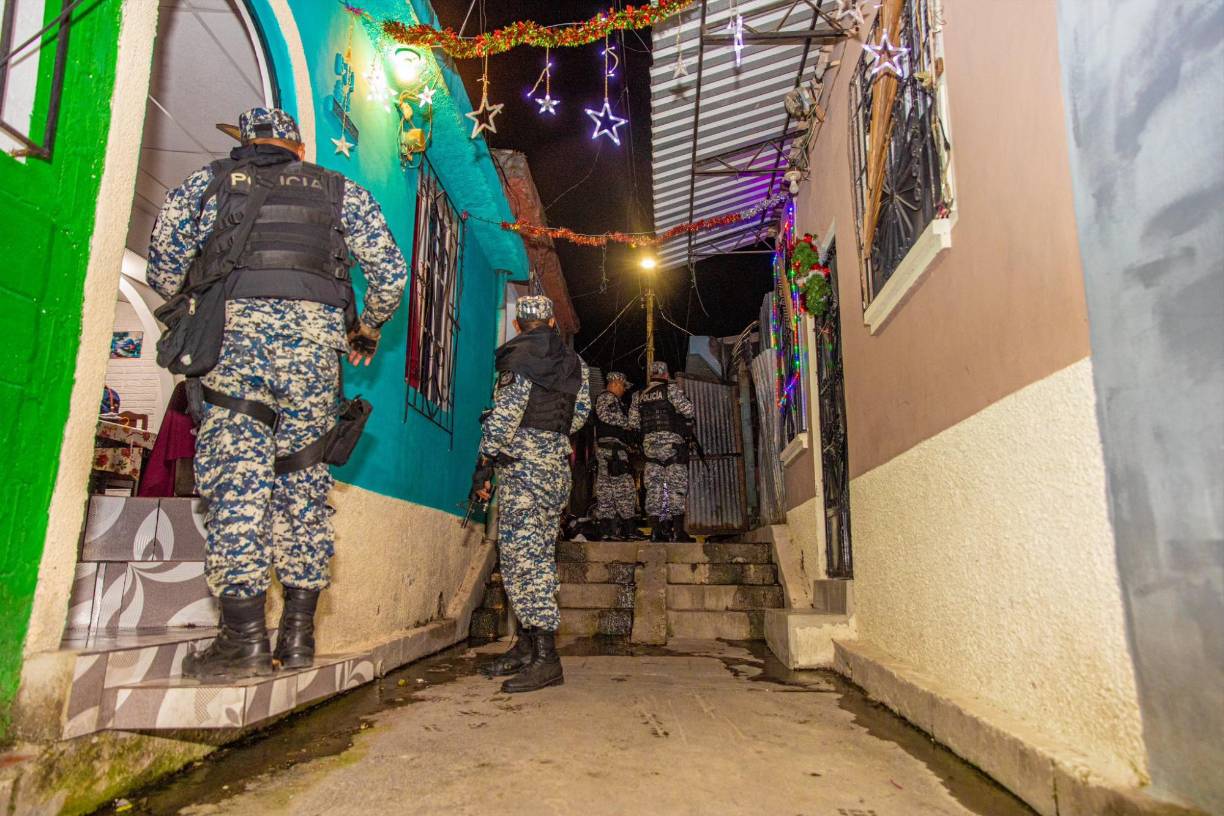 El régimen de excepción, con el que se impulsa la guerra contra las pandillas, fue declarado en respuesta a una escalada de violencia que cobró la vida de 87 personas del 25 al 27 de marzo.