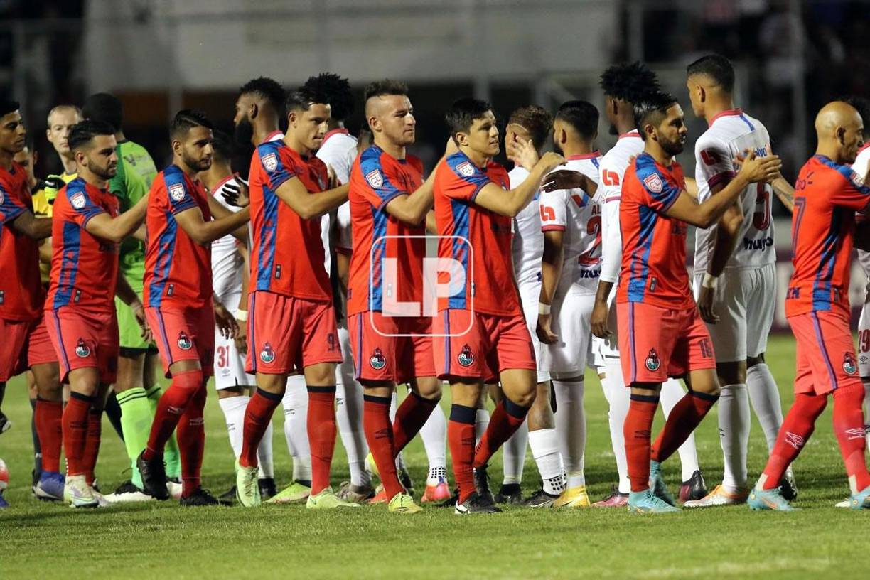 El saludo de los jugadores del Olimpia con los del Municipal antes del inicio del partido.