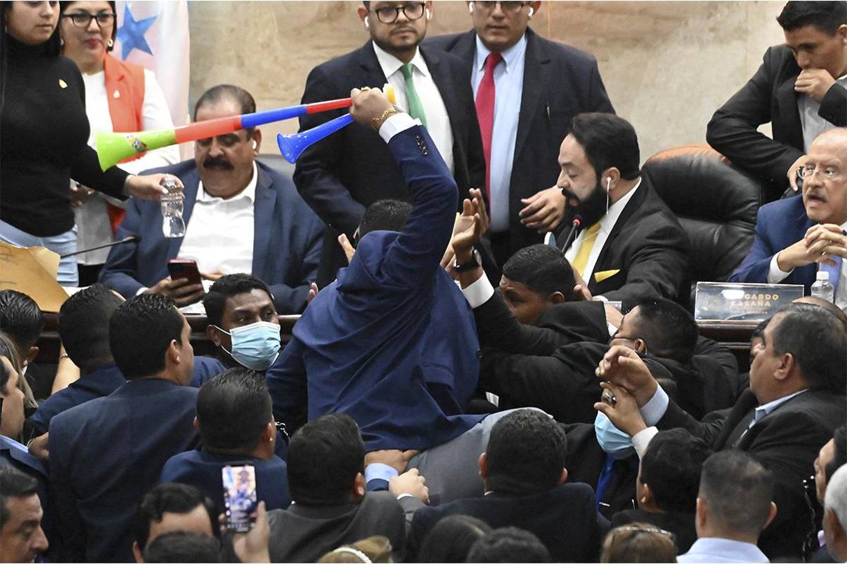 La sesión de pleno fue convocada entre el bullicio para el próximo martes a las 3:00 de la tarde.