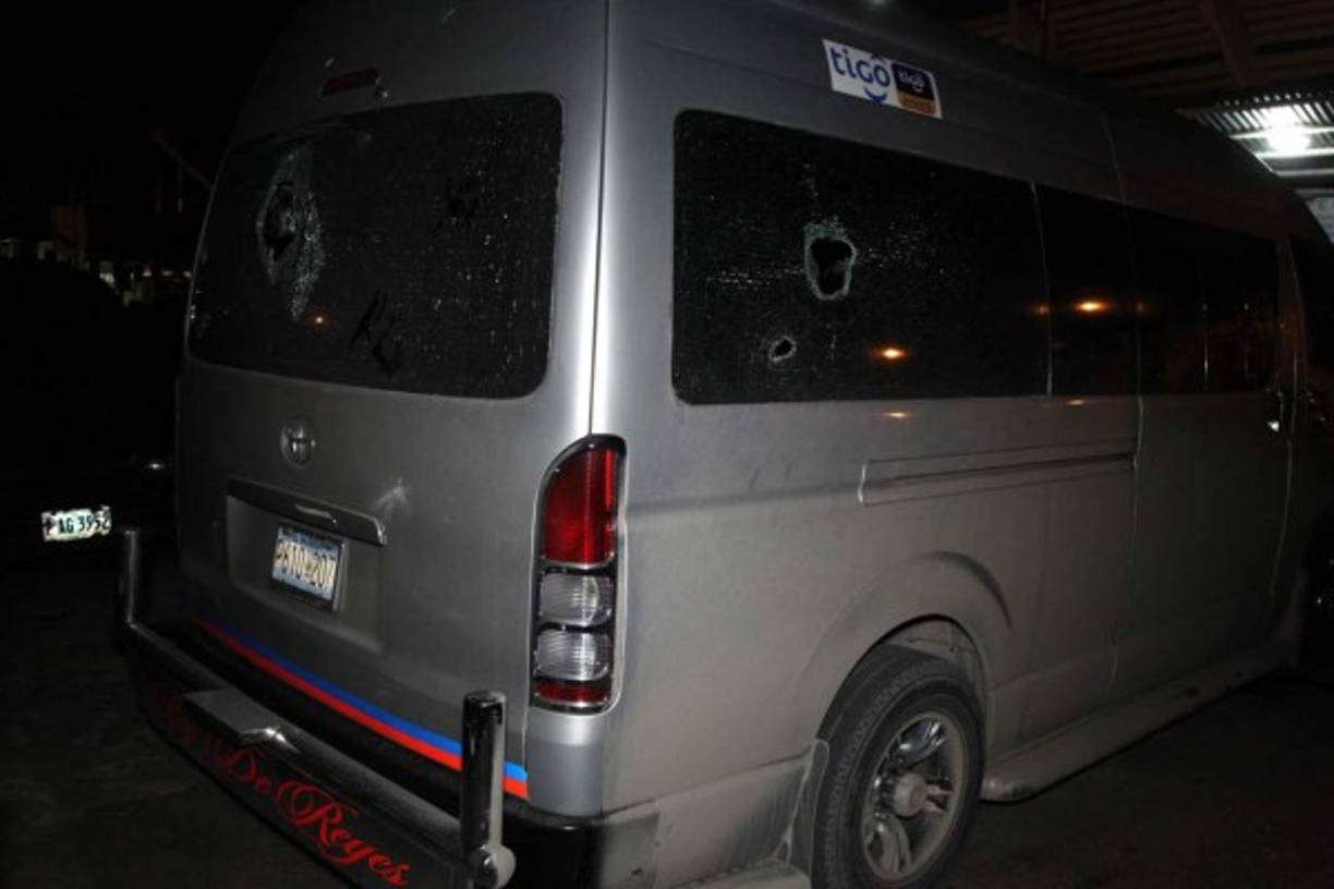 Otro busito del Alianza también fue atacado a pedradas.