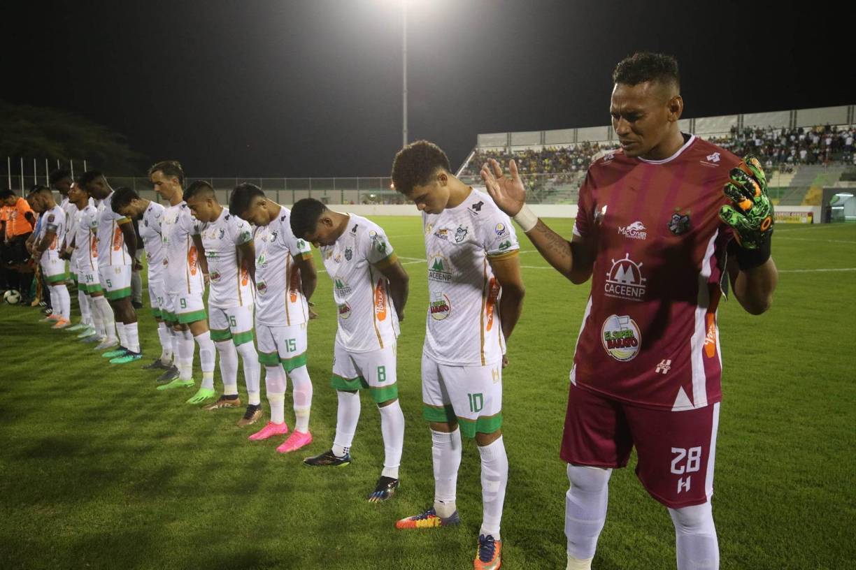 Antes del inicio del partido, sorprendió que se realizó una oración para que el juego se realizará sin ningún inconveniente. 