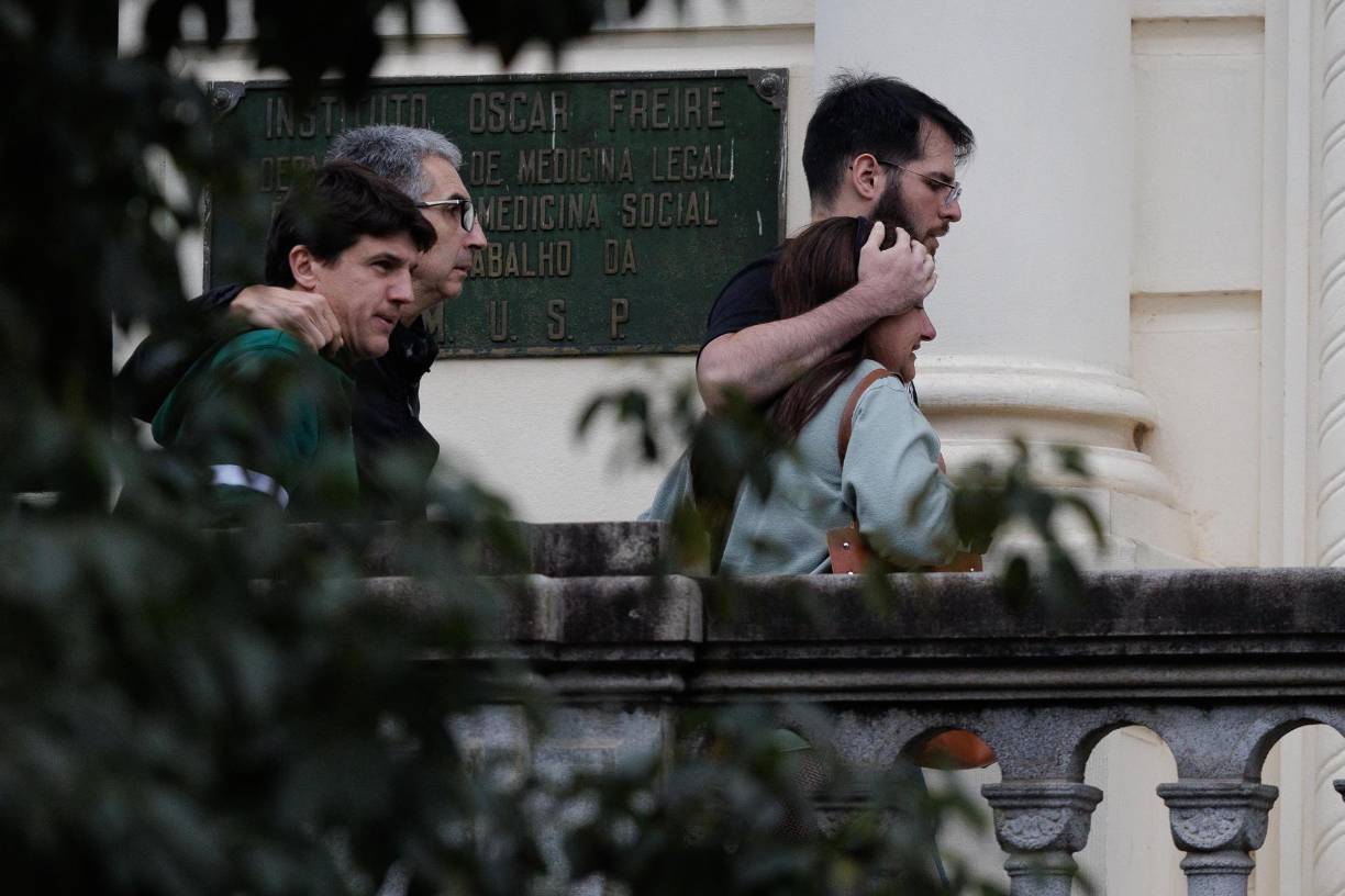 Voepass divulgó una lista con los nombres de los 62 ocupantes -58 pasajeros y 4 tripulantes- que fallecieron en el accidente. El piloto Danilo Santos Romano tenía 35 años y más de 5.200 horas de vuelo, según la aerolínea, que lo contrató en noviembre de 2022 como copiloto y lo promovió a comandante en julio del año pasado. 