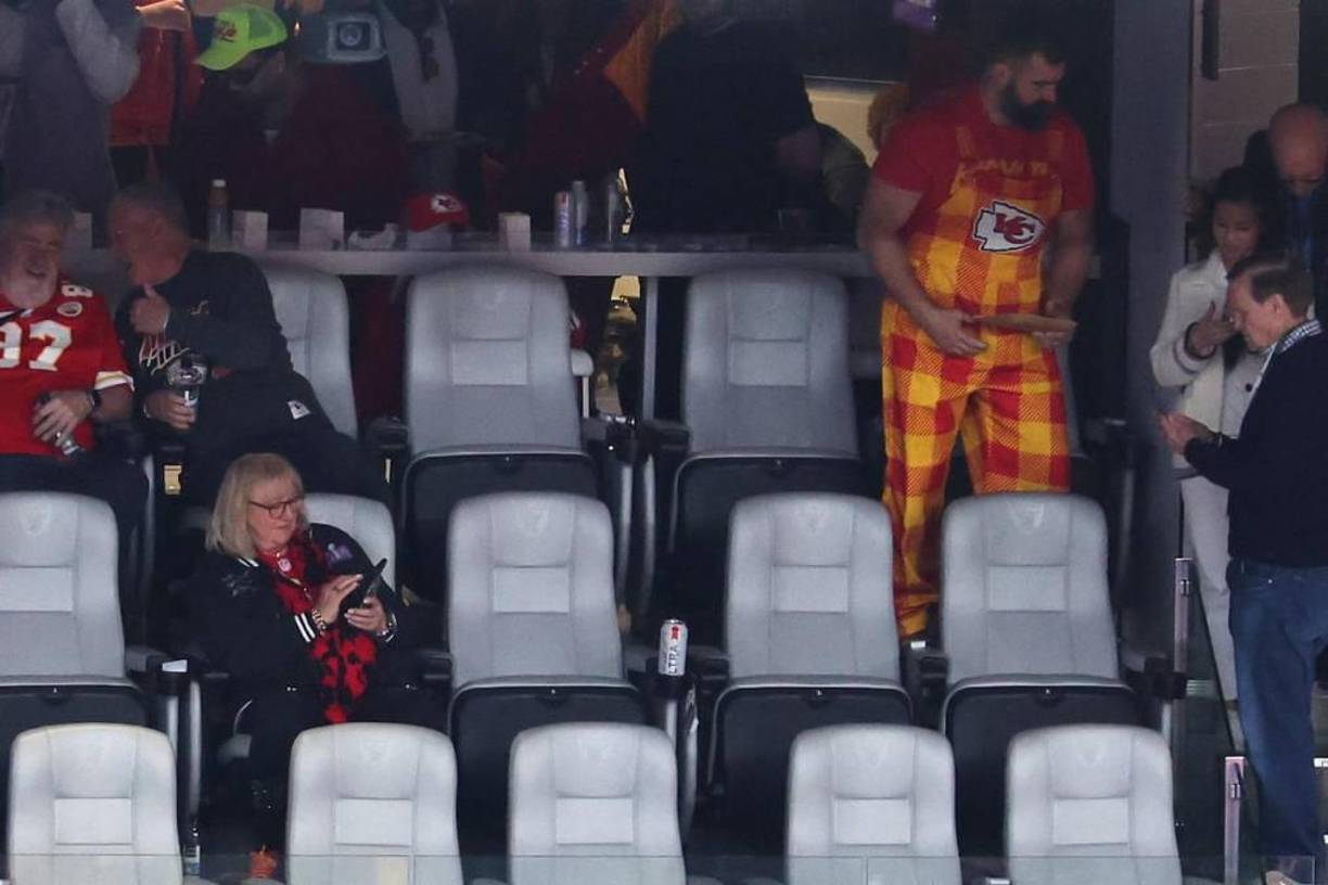 Jason Kelce, hermano de Travis, se encuentra en el palco familiar para ver el partido.