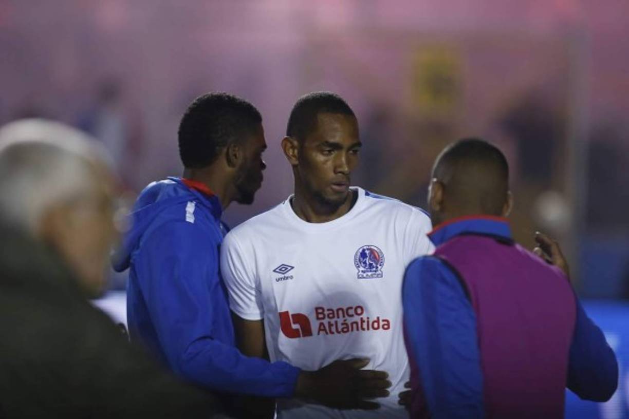 Jerry Bengtson también fue consolado por jugadores del Motagua. Bonito gesto de los azules.