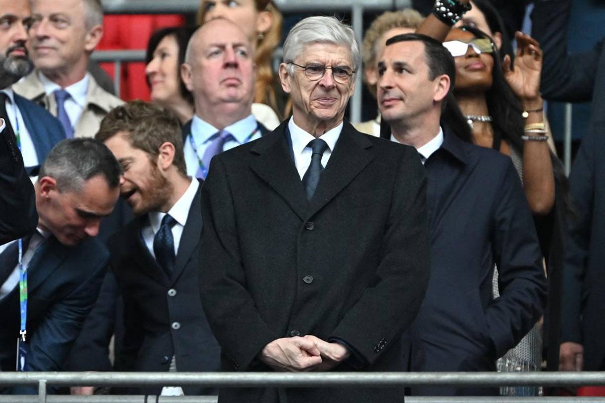 Arsene Wenger, extécnico del Arsenal, volvió al campo de Wembley para la final entre blancos y amarillos.