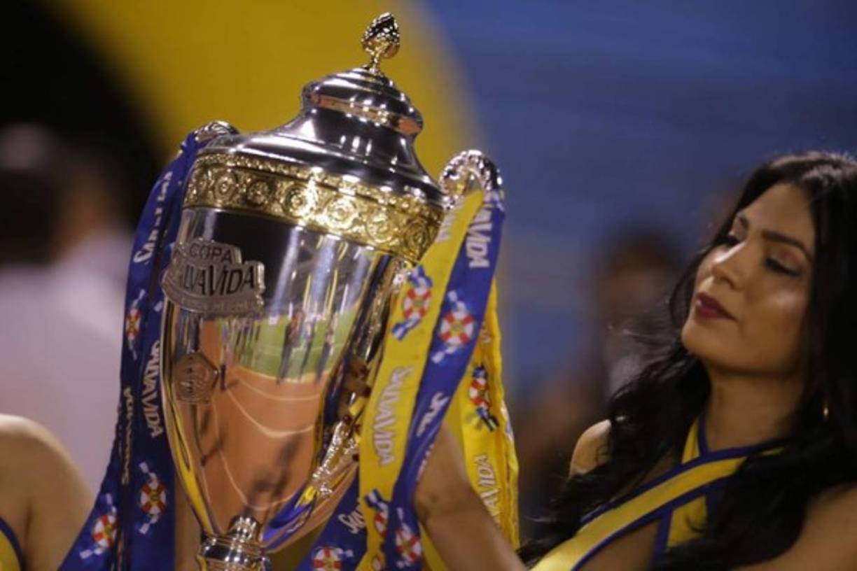 La hermosa Copa cargada por una linda edecán.