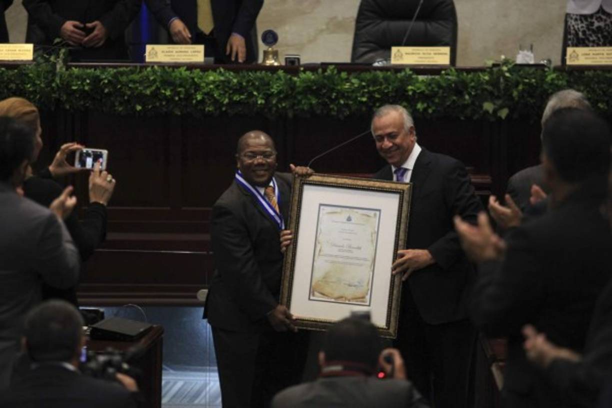 El premio Cronista Parlamentario fue adjudicado a Ricardo Benedit, del noticiero Hoy Mismo de Telesistema Hondureño.
