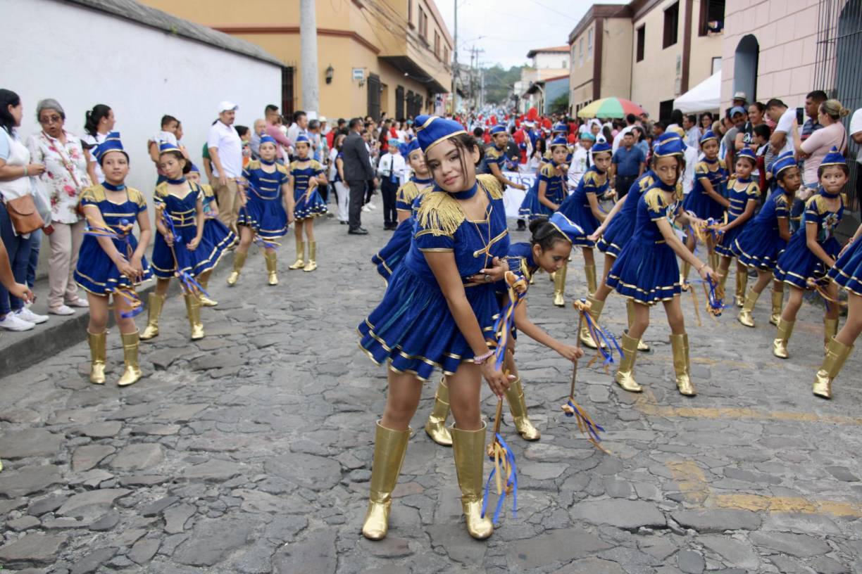 La calle Real Centenario se convirtió en un mar de colores con la vibrante presencia de la bandera nacional, mientras las bandas musicales y los estudiantes desfilaron con elegancia y entusiasmo.