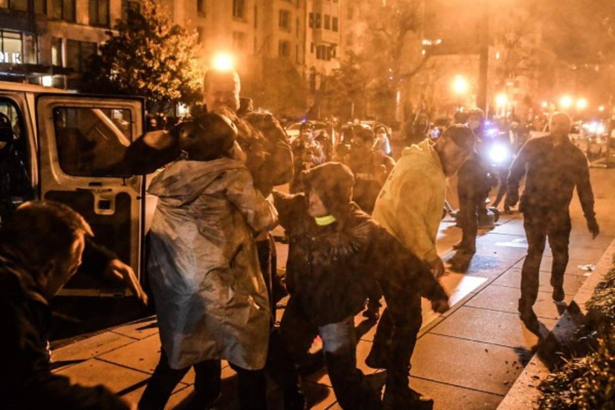 Los choques violentos se produjeron después de las marchas convocadas en la capital estadounidense por seguidores de Trump que reiteraron sus denuncias, sin evidencias, de 'fraude' en las elecciones de noviembre en las que ganó el demócrata Joe Biden.<br/>
