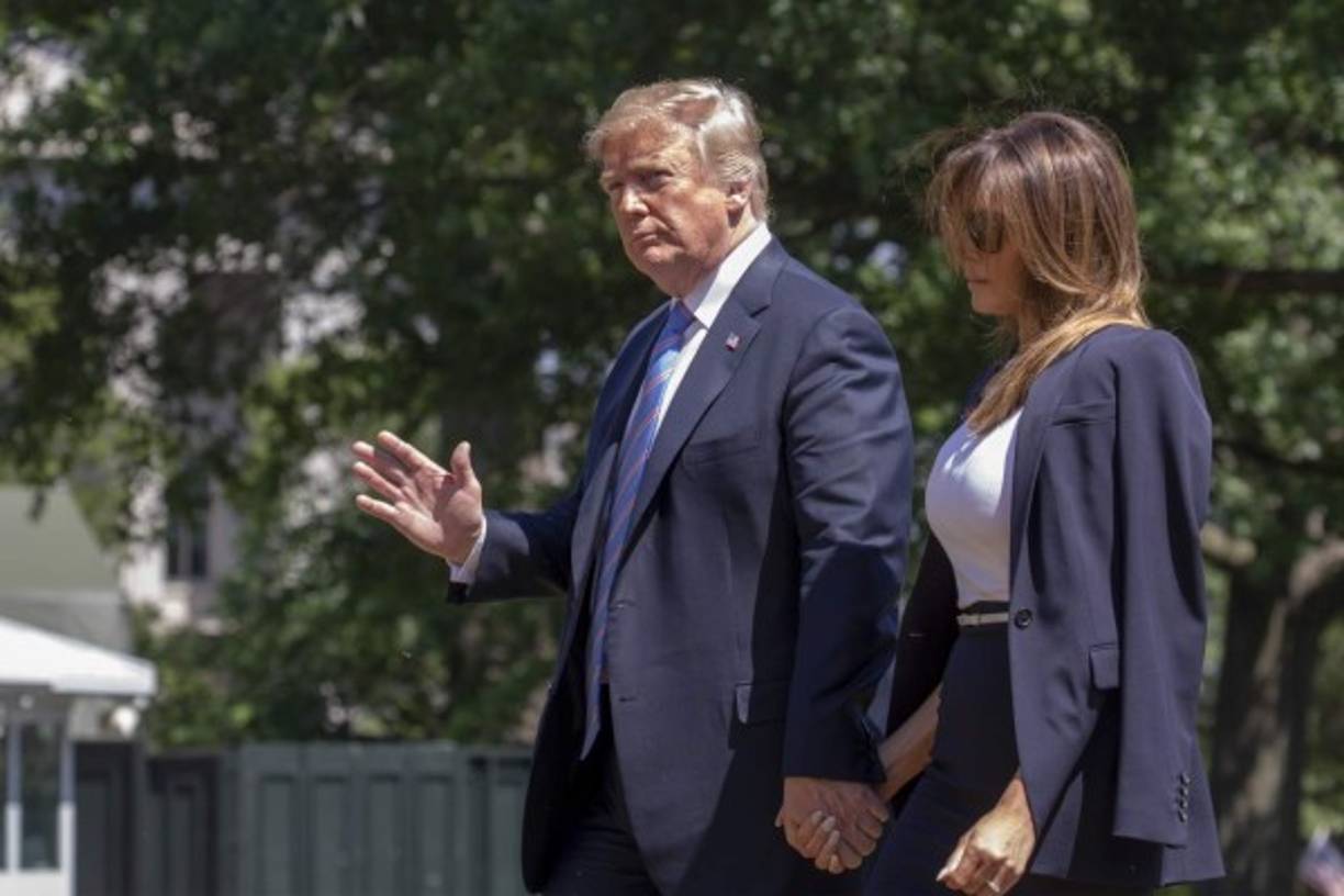 Melania tomó de la mano a su esposo que ha enfrentado una lluvia de críticas luego de que defendiera a Putin de sus propias agencias de Inteligencia, afirmando que Rusia no interfirió en las elecciones presidenciales de 2016.