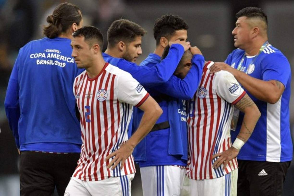 Las lágrimas invadieron los rostros de los jugadores paraguayos por la eliminación ante Brasil.