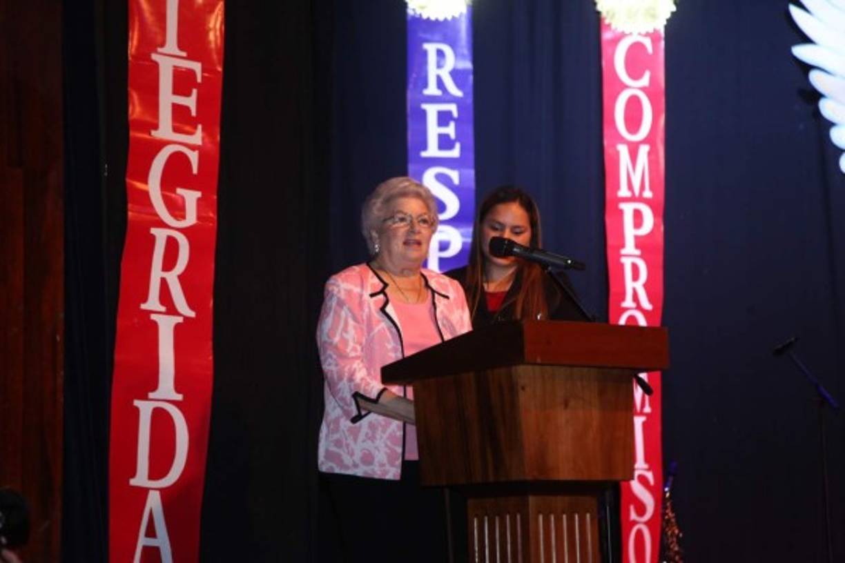 Martha Larach de Canahuati al momento de su discurso.