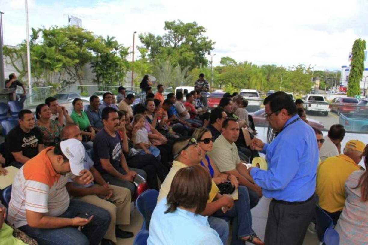 Fila en Banco del País de San Pedro Sula.