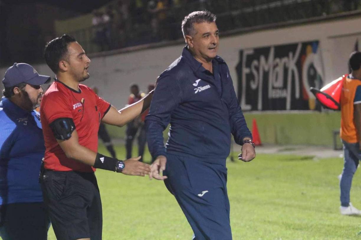 Tras el pitazo final del partido, Diego Vázquez se fue en busca del árbitro Saíd Martínez para reclamarle.