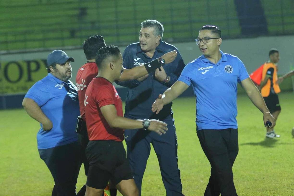 Diego Vázquez terminó molesto con el árbitro Saíd Martínez y le reclamó al final del partido.