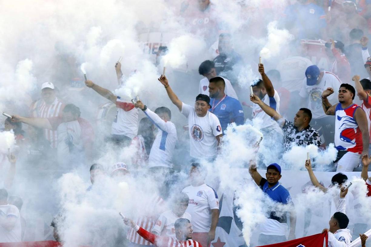Así recibieron los aficionados olimpistas a su equipo cuando entraban a la cancha del estadio Olímpico.