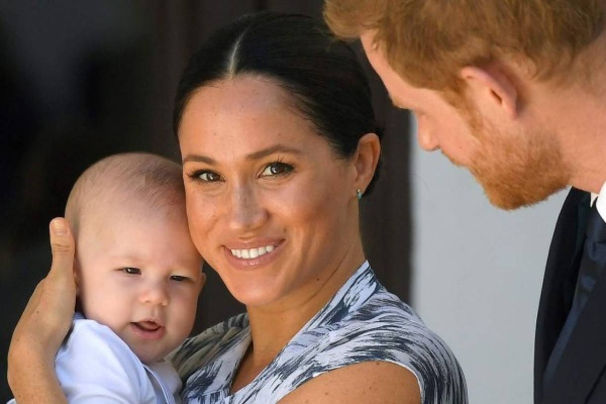 El pequeño Archie, de cuatro meses, cautivo al público al asistir a la reunión de los duques de Susex con el arzobispo emérito de Ciudad del Cabo y premio Nobel de la Paz Desmond Tutu.<br/><br/>Esta es la primera vez en la que Meghan y Harry dejan ver a su hijo, desde que lo presentaron días después de su nacimiento. Recordemos que su bautizo fue a puerta cerrada y las fotos del pequeño fueron dadas a los medios por la Casa Real Británica.