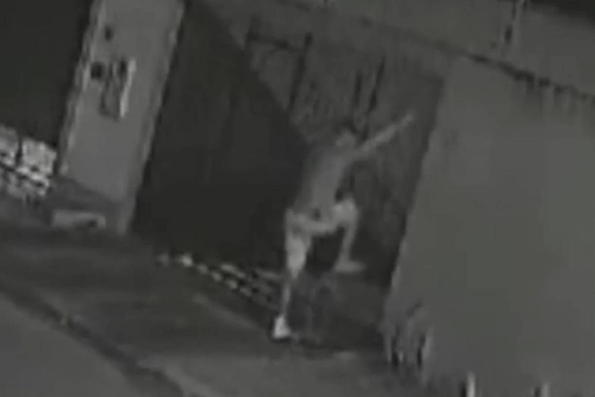 El sospechoso permanece dentro de la residencia durante aproximadamente un minuto, mientras un coche negro aparca delante de la puerta.