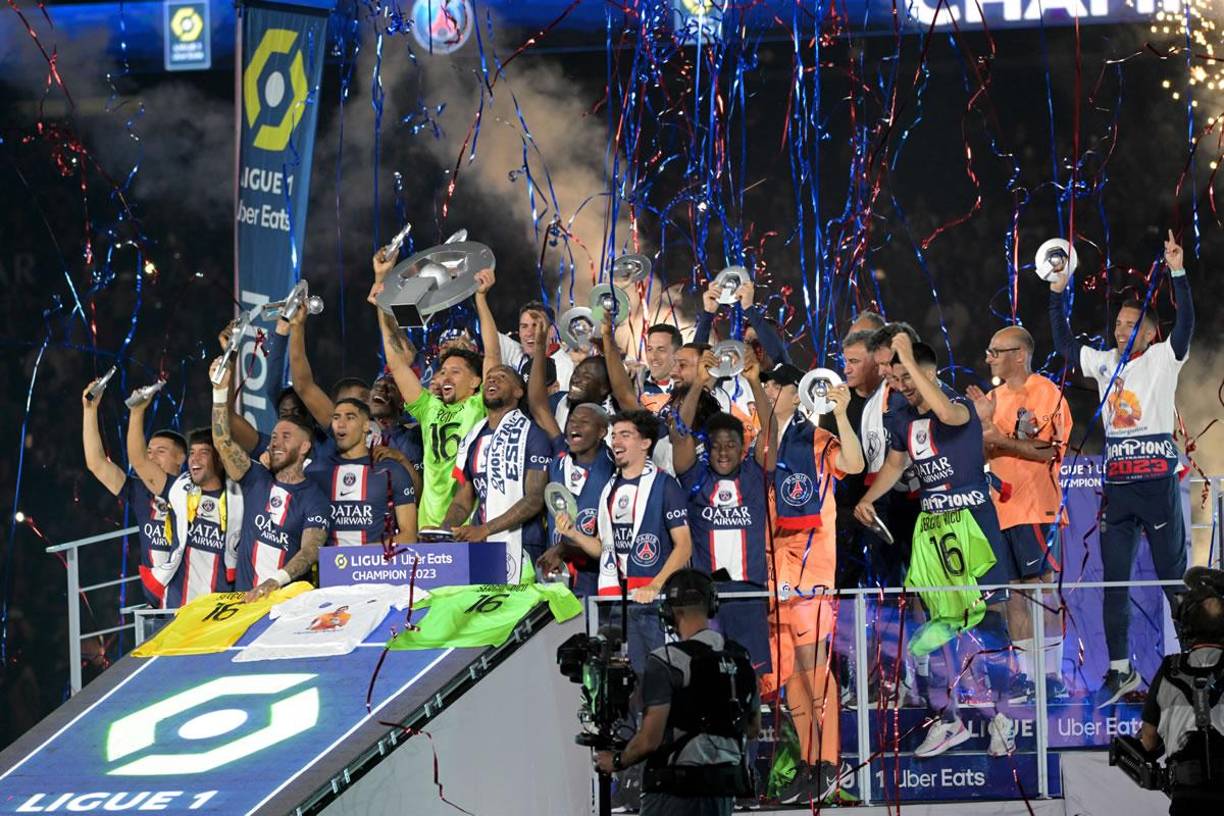 Marquinhos levanto el trofeo como capitán del PSG.