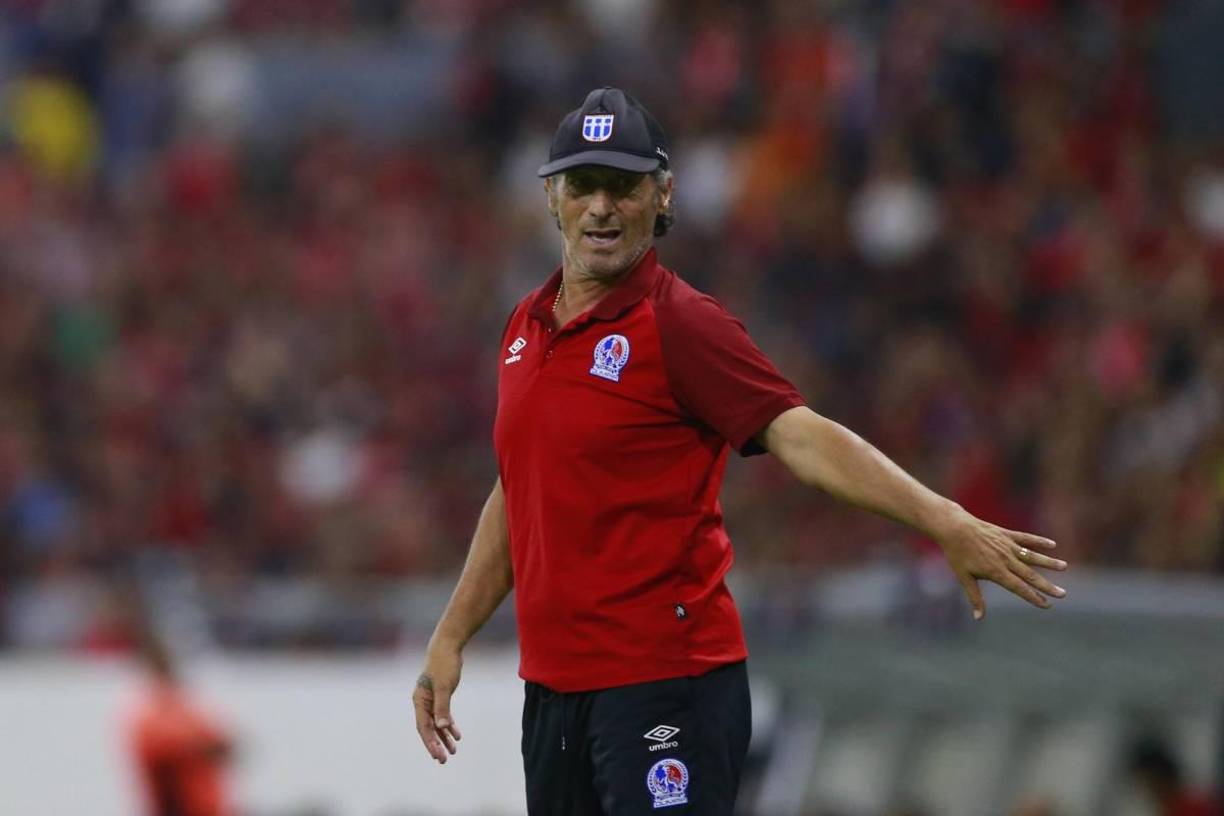 Sorpresa. El canal TyC Soports informa que Pedro Troglio podría dejar el banquillo del Olimpia y estaría regresando a dirigir a la Superliga de Argentina.