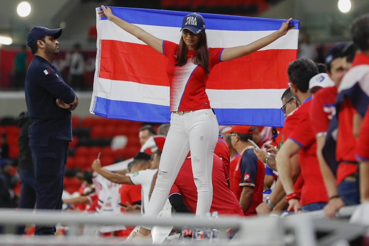 Esta hermosa tica cautivó en las graderías. 