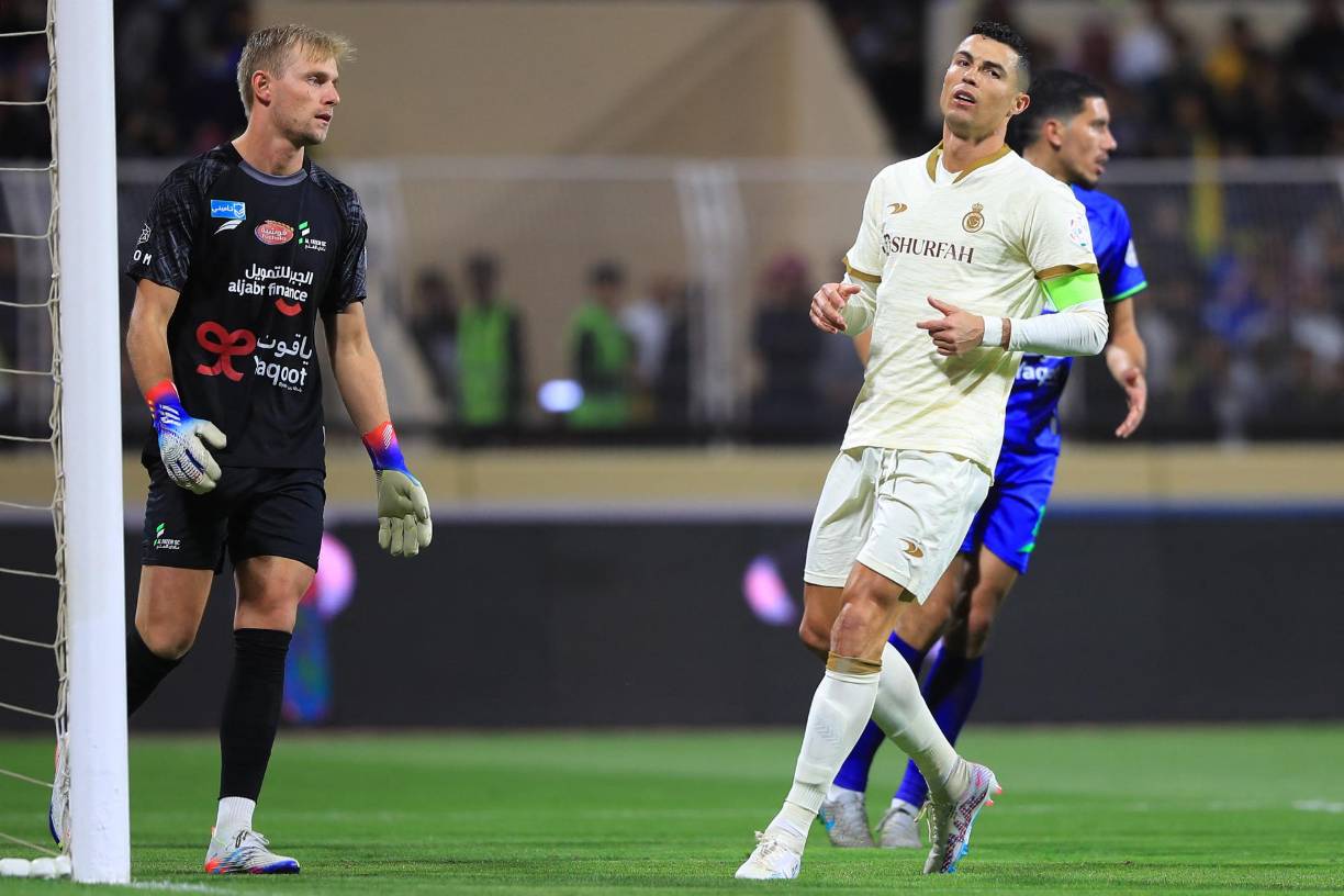 En el minuto 24, marcó el primer gol después de batir la meta con un buen disparo, pero después sería anulado por fuera de juego. Comenzaba la frustración.