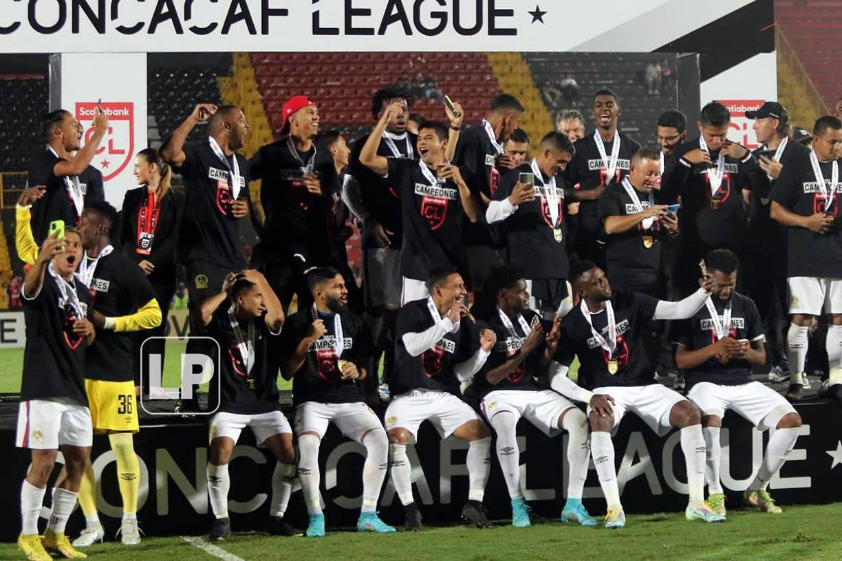 La alegría de los jugadores del Olimpia en la tarima esperando celebrar con el trofeo de campeones.