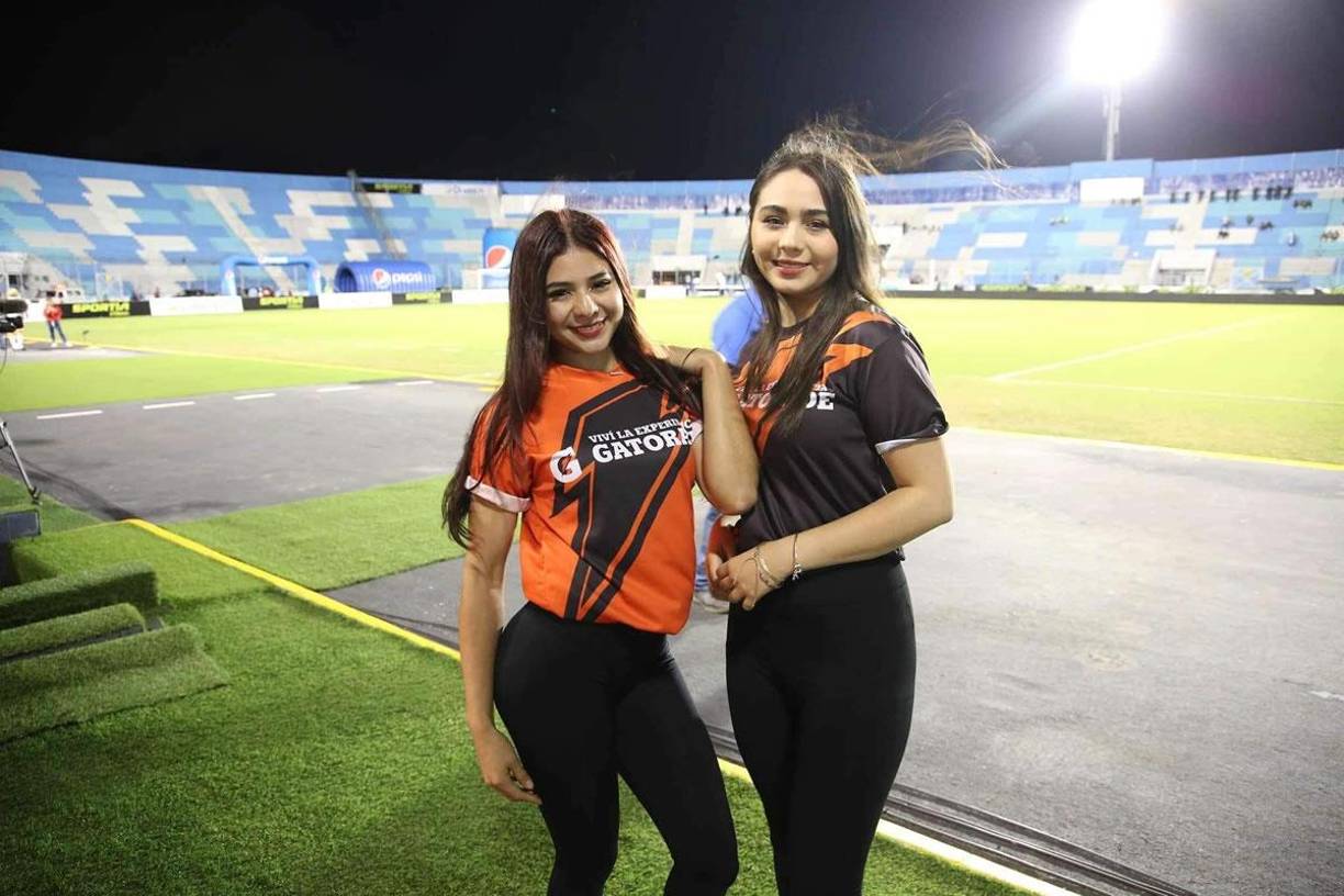 Bellas edecanes fueron sensación en la cancha del estadio Nacional Chelato Uclés como parte de los patrocinadores del partido de despedida de ‘Rambo‘ de León.