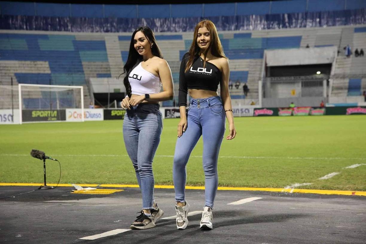 Bellas edecanes fueron sensación en la cancha del estadio Nacional Chelato Uclés como parte de los patrocinadores del partido de despedida de ‘Rambo‘ de León.