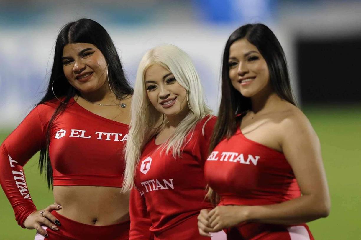 Estas edecanes fueron sensación en la cancha del estadio Nacional Chelato Uclés como parte de los patrocinadores del partido de despedida de ‘Rambo‘ de León.