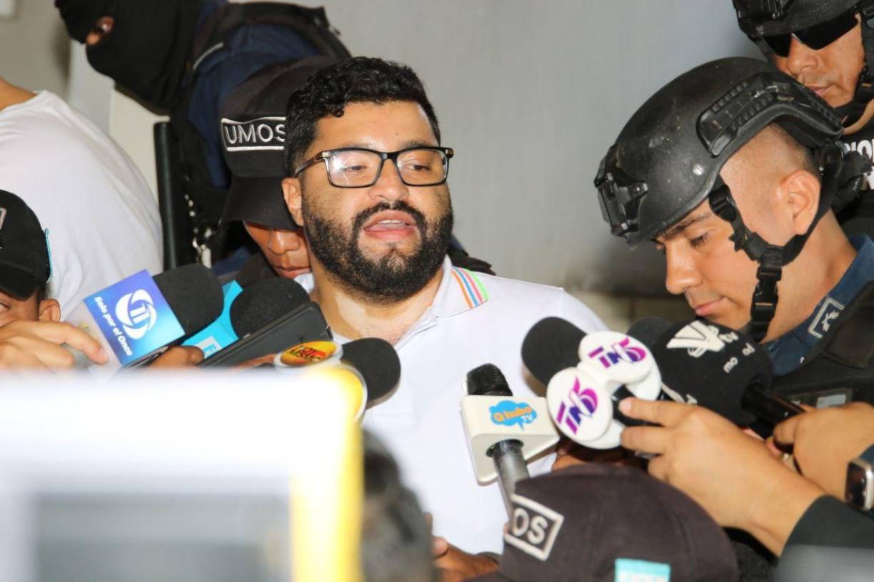 El exjuez Marco Vallecillo, acusado el sábado de extorsión por el fiscal general del Estado de Honduras, dijo este lunes ser un “trofeo” de una lucha falsa contra el crimen organizado en su país, y que teme por él y su familia.