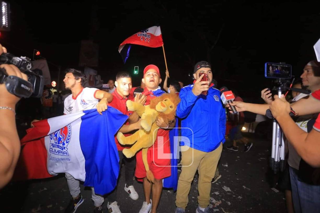 La afición del Olimpia celebró hasta la madrugada de 24 de diciembre en San Pedro Sula el tetracampeonato logrado por el equipo de Pedro Troglio tras ganar la Gran Final del Torneo Apertura 2021 al Real España.
