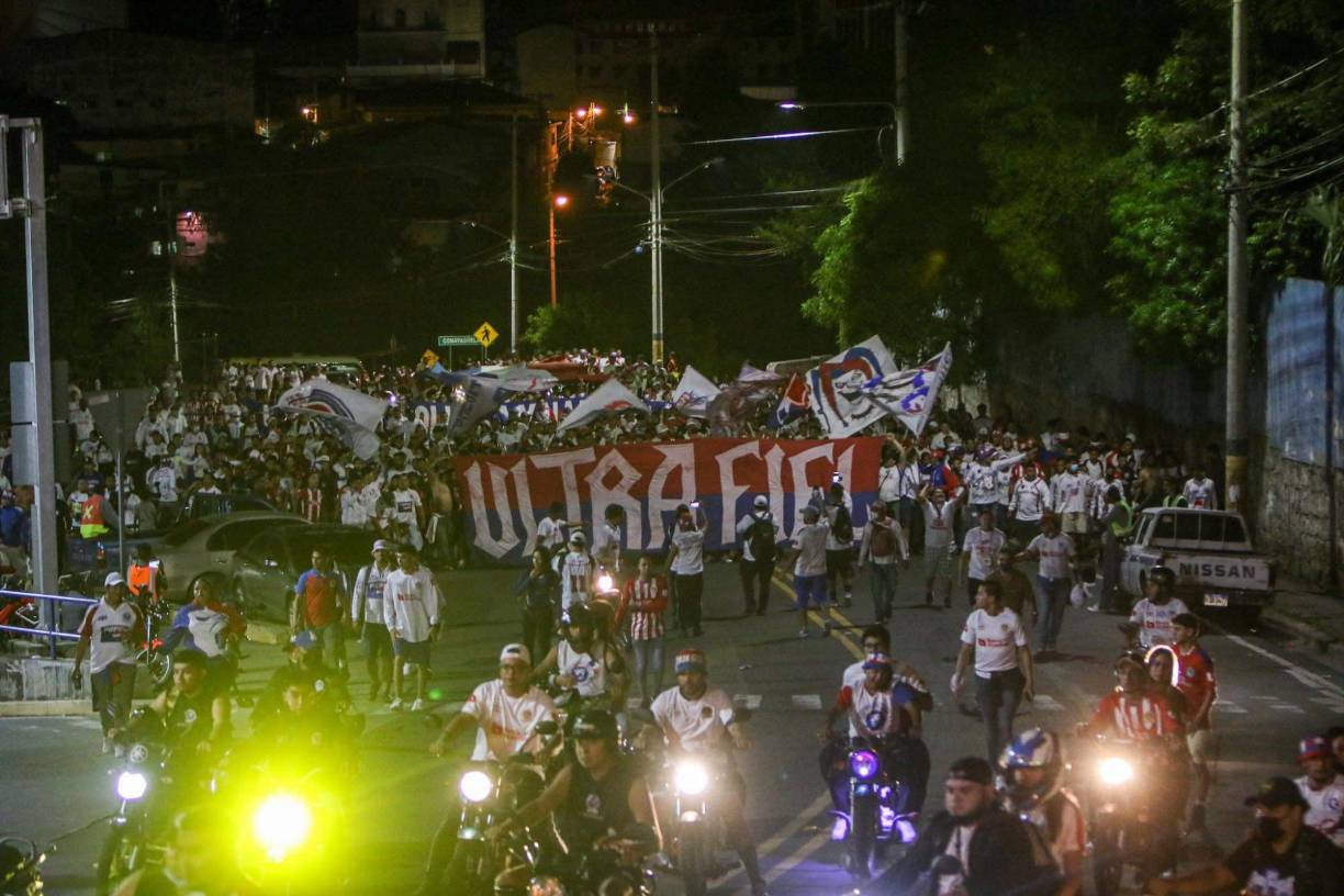Bellas chicas y la Ultra Fiel: el ambientazo en la semifinal de vuelta Olimpia-Motagua en el Nacional